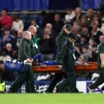 Trevoh Chalobah z Chelsea počas porážky s PSG opúšťa ihrisko na nosidlách