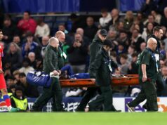 Najnovšie správy o zranení Chelsea a možné dátumy návratu po hviezde, ktorá prehrala PSG Trevoh Chalobah z Chelsea počas porážky s PSG opúšťa ihrisko na nosidlách