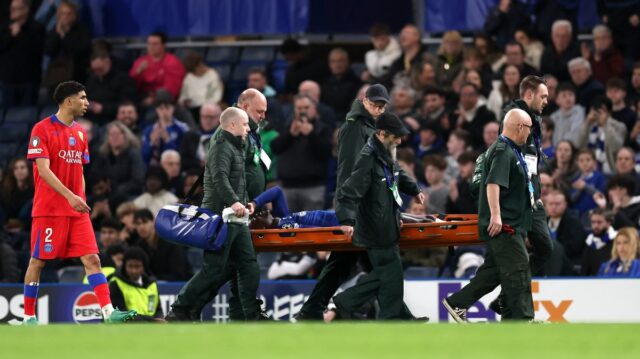 Trevoh Chalobah z Chelsea počas porážky s PSG opúšťa ihrisko na nosidlách