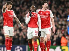 Najnovšie správy z Arsenalu: Prvé správy o finále Carabao Cupu sa objavujú, keď bol identifikovaný nový líder Eberechi Eze oslavuje skórovanie Arsenalu vs Bayer 04 Leverkusen s Benom Whiteom a Declanom Riceom