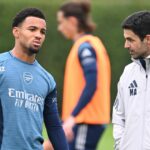LONDÝN COLNEY, ANGLICKO - 26. SEPTEMBER: Manažér Arsenalu Mikel Arteta s Ethanom Nwanerim počas tréningu v Sobha Realty Training Center 26. septembra 2025 v London Colney, Anglicko. (Foto: Stuart MacFarlane/Arsenal FC cez Getty Images)