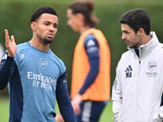 Najnovšie z Arsenalu: Ethan Nwaneri „zasiahnutý“ ako osem hviezd, ktorým hrozí, že budú toto leto predané LONDÝN COLNEY, ANGLICKO - 26. SEPTEMBER: Manažér Arsenalu Mikel Arteta s Ethanom Nwanerim počas tréningu v Sobha Realty Training Center 26. septembra 2025 v London Colney, Anglicko. (Foto: Stuart MacFarlane/Arsenal FC cez Getty Images)