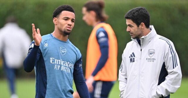 LONDÝN COLNEY, ANGLICKO - 26. SEPTEMBER: Manažér Arsenalu Mikel Arteta s Ethanom Nwanerim počas tréningu v Sobha Realty Training Center 26. septembra 2025 v London Colney, Anglicko. (Foto: Stuart MacFarlane/Arsenal FC cez Getty Images)