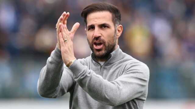 Najnovšie z Arsenalu: Fabregas by mohol urobiť Gunners obrovskú prestupovú Tréner Como 1907 Cesc Fabregas oslavuje víťazstvo na konci zápasu Serie A medzi Como 1907 a Pisa SC na štadióne Giuseppe Sinigaglia