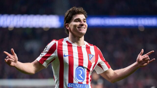 Mikel Arteta, manažér Arsenalu a Andrea Berta, športový riaditeľ Arsenalu, oslavujú po zápase štvrťfinále UEFA Champions League 2024/25 medzi Arsenal FC a Real Madrid CF na štadióne Arsenal 8. apríla 2025