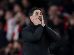 Najnovšie z Arsenalu: Mikel Arteta dostal dvojitú bolesť hlavy sotva 24 hodín pred finále Carabao Cupu LONDÝN, ANGLICKO - 17. marca: Mikel Arteta, manažér Arsenalu, reaguje počas zápasu 2. kola 16. kola Ligy majstrov UEFA 2025/26 medzi Arsenal FC a Bayer 04 Leverkusen na Arsenal Stadium 17. marca 2026 v Londýne v Anglicku. (Foto: Justin Setterfield/Getty Images)