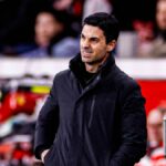 Declan Rice z Arsenalu sa pozerá z lavičky pred štvrťfinálovým zápasom Carabao Cupu medzi Arsenalom a Crystal Palace