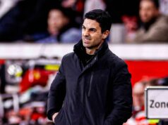 Najnovšie z Arsenalu: Mikel Arteta dostáva päť aktualizácií o zraneniach, keď Declan Rice pomáha spoluhráčovi Declan Rice z Arsenalu sa pozerá z lavičky pred štvrťfinálovým zápasom Carabao Cupu medzi Arsenalom a Crystal Palace