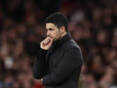 Najnovšie z Arsenalu: Mikel Arteta poslal varovanie o titule hviezdičkou, pretože mladá hviezda bola naklonená k odchodu LONDÝN, ANGLICKO - 1. marca: Mikel Arteta, manažér / hlavný tréner Arsenalu, reaguje počas zápasu Premier League medzi Arsenalom a Chelsea na Emirates Stadium 1. marca 2026 v Londýne v Anglicku. (Foto Catherine Ivill - AMA/Getty Images)