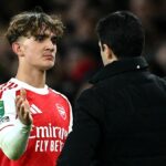 Mikel Arteta, manažér Arsenalu, si podáva ruku s Maxom Dowmanom