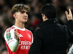 Najnovšie z Arsenalu: Našlo sa riešenie Maxa Dowmana a päť hráčov mohlo chýbať vo finále Carabao Cupu Mikel Arteta, manažér Arsenalu, si podáva ruku s Maxom Dowmanom