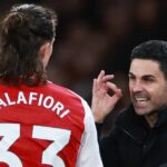 Mikel Arteta manažér / hlavný tréner Arsenalu s Riccardom Calafiorim počas zápasu Premier League medzi Arsenalom a Brentfordom na Emirates Stadium 3. decembra 2025 v Londýne v Anglicku.