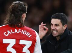 Najnovšie z Arsenalu: Riccardo Calafiori priznal prestupový plán, keďže Mikel Arteta bol frustrovaný z esa Mikel Arteta manažér / hlavný tréner Arsenalu s Riccardom Calafiorim počas zápasu Premier League medzi Arsenalom a Brentfordom na Emirates Stadium 3. decembra 2025 v Londýne v Anglicku.