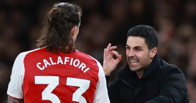 Najnovšie z Arsenalu: Riccardo Calafiori priznal prestupový plán, keďže Mikel Mikel Arteta manažér / hlavný tréner Arsenalu s Riccardom Calafiorim počas zápasu Premier League medzi Arsenalom a Brentfordom na Emirates Stadium 3. decembra 2025 v Londýne v Anglicku.