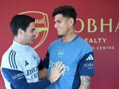 Najnovšie z Arsenalu: Rival vylúčil z prestupového boja za 86 miliónov libier, pretože šéf klubu zrejme tento krok potvrdil Piero Hincapié z Arsenalu počas zápasu Premier League medzi Burnley a Arsenalom na Turf Moor 1. novembra 2025 v Burnley