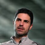 LONDÝN COLNEY, ANGLICKO - 16. marca: Manažér Arsenalu Mikel Arteta hovorí pre médiá v Sobha Realty Training Center 16. marca 2026 v London Colney, Anglicko. (Foto: Stuart MacFarlane/Arsenal FC cez Getty Images)