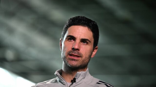 LONDÝN COLNEY, ANGLICKO - 16. marca: Manažér Arsenalu Mikel Arteta hovorí pre médiá v Sobha Realty Training Center 16. marca 2026 v London Colney, Anglicko. (Foto: Stuart MacFarlane/Arsenal FC cez Getty Images)