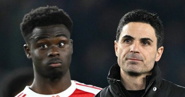 Najnovšie z Arsenalu: Varovanie o titule v Man City bolo Mikel Arteta, manažér Arsenalu, tlieska fanúšikom po zápase Premier League medzi Brighton & Hove Albion a Arsenalom na Amex Stadium