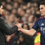 Švédsky útočník Arsenalu #14 Viktor Gyokeres (R) si podáva ruku so španielskym manažérom Arsenalu Mikelom Artetom (L), keď je vystriedaný počas futbalového zápasu anglickej Premier League medzi Leeds United a Arsenalom na Elland Road v Leedse v severnom Anglicku 31. januára 2026.