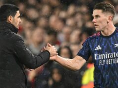 Najnovšie z Arsenalu: Viktor Gyokeres sa chystá na nepríjemný návrat, keďže sa objavilo tvrdenie „páru nedôvery“. Švédsky útočník Arsenalu #14 Viktor Gyokeres (R) si podáva ruku so španielskym manažérom Arsenalu Mikelom Artetom (L), keď je vystriedaný počas futbalového zápasu anglickej Premier League medzi Leeds United a Arsenalom na Elland Road v Leedse v severnom Anglicku 31. januára 2026.