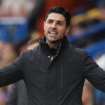 Španielsky manažér Arsenalu Mikel Arteta gestikuluje na čiare počas futbalového zápasu piateho kola anglického FA Cupu medzi Mansfield Town a Arsenalom na One Call Stadium, Field Mill v Mansfielde v strednom Anglicku 7. marca 2026.