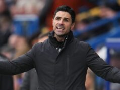 Najnovšie z Arsenalu: Závažná chyba Mikela Artetu, keď Wayne Rooney urobil „neférový“ komentár Španielsky manažér Arsenalu Mikel Arteta gestikuluje na čiare počas futbalového zápasu piateho kola anglického FA Cupu medzi Mansfield Town a Arsenalom na One Call Stadium, Field Mill v Mansfielde v strednom Anglicku 7. marca 2026.