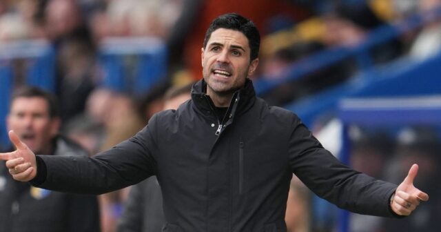 Španielsky manažér Arsenalu Mikel Arteta gestikuluje na čiare počas futbalového zápasu piateho kola anglického FA Cupu medzi Mansfield Town a Arsenalom na One Call Stadium, Field Mill v Mansfielde v strednom Anglicku 7. marca 2026.