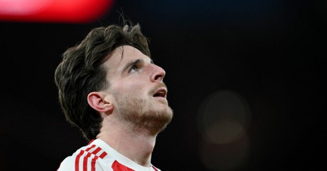 Declan Rice počas zápasu Premier League medzi Arsenalom a Chelsea na Emirates Stadium