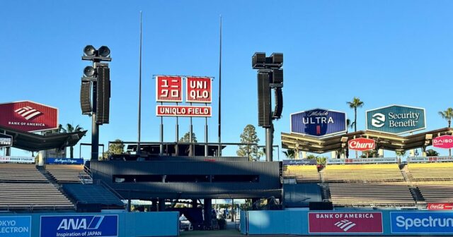 Nápisy hovoria Uniqlo Field. Naďalej budete hovoriť Dodger Stadium Nápisy hovoria Uniqlo Field. Naďalej budete hovoriť Dodger Stadium