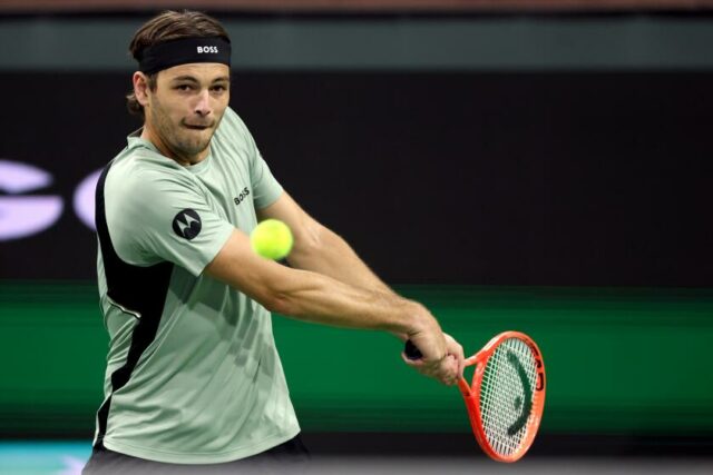 Taylor Fritz reaguje na bod v zápase počas jeho sobotňajšieho víťazstva nad Jacobom Fearnleym na BNP Paribas Open.