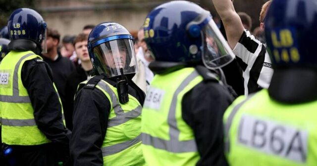 Násilie medzi Newcastlom a Sunderlandom vypukne, keď sa fanúšikovia stretnú s políciou | Futbal | Šport
