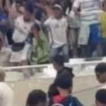 Násilie vypukne na vrcholnom futbalovom zápase, keď sa stolička vrhne na fanúšikov v chaotických scénach | Futbal | Šport