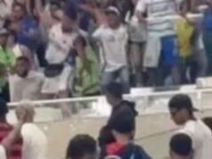 Násilie vypukne na vrcholnom futbalovom zápase, keď sa stolička vrhne na fanúšikov v chaotických scénach | Futbal | Šport Násilie vypukne na vrcholnom futbalovom zápase, keď sa stolička vrhne na fanúšikov v chaotických scénach | Futbal | Šport