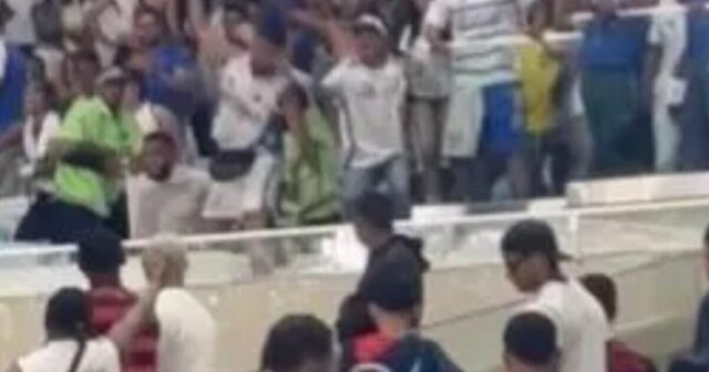 Násilie vypukne na vrcholnom futbalovom zápase, keď sa stolička vrhne na fanúšikov v chaotických scénach | Futbal | Šport
