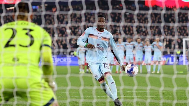 Talian Andrea Pirlo prepískol penaltu v strede ponad anglického brankára Joea Harta na Euro 2012.