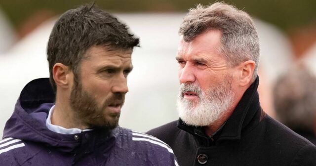 MANCHESTER, ANGLICKO – 14. JANUÁRA: (EXKLUZÍVNE SPRÁVY) Hlavný tréner Michael Carrick z Manchestru United v akcii počas tréningu prvého tímu na Carrington Training Ground 14. januára 2026 v Manchestri v Anglicku. (Foto: Ash Donelon/Manchester United cez Getty Images)