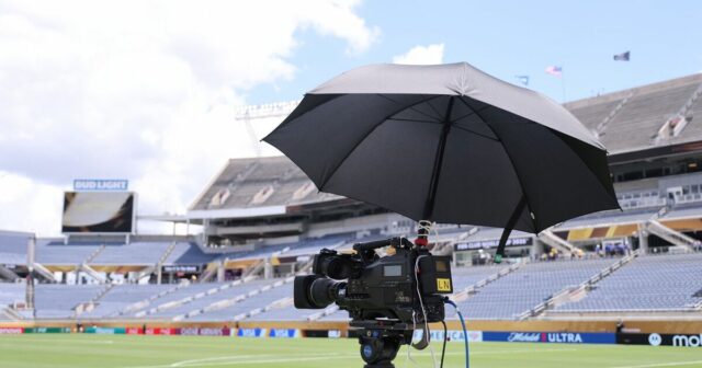 Návštevníci televízie Globe Mug si museli užívať reklamy, pretože obleky sa hrajú vo výraznej modifikácii|Futbal|Športová aktivita 
