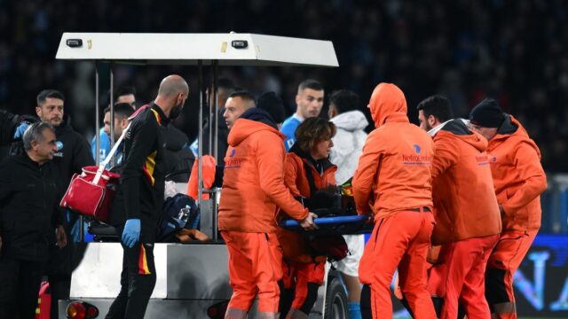 Neapolská hviezda Lameck Banda skolabuje na ihrisku v desivých scénach, Lameck Banda je odnášaný na nosidlách