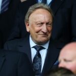 Neil Warnock sa pozerá z tribúny pred zápasom William Hill Premiership medzi Rangers FC a Celtic FC na Ibrox Stadium 4. mája 2025.