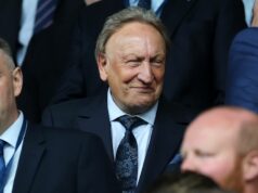 Neil Warnock odchádza z dôchodku, aby ZNOVA vo veku 77 rokov manažoval Neil Warnock sa pozerá z tribúny pred zápasom William Hill Premiership medzi Rangers FC a Celtic FC na Ibrox Stadium 4. mája 2025.