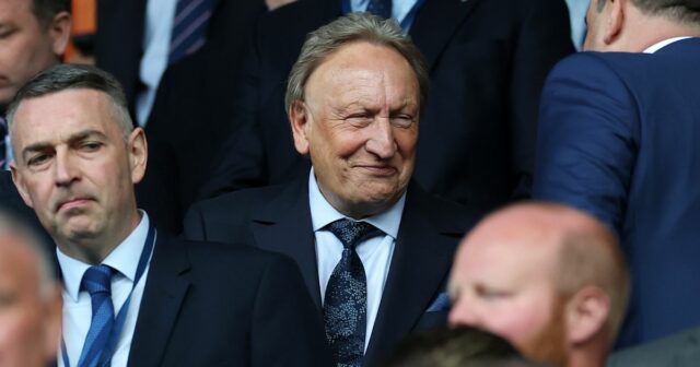 Neil Warnock odchádza z dôchodku, aby ZNOVA vo veku 77 Neil Warnock sa pozerá z tribúny pred zápasom William Hill Premiership medzi Rangers FC a Celtic FC na Ibrox Stadium 4. mája 2025.