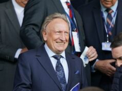 Neil Warnock urobí „prekvapivý“ vtip v Premier League po návrate manažmentu šokov Neil Warnock pred zápasom William Hill Premiership na Ibrox Stadium.