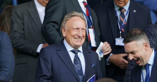 Neil Warnock urobí „prekvapivý“ vtip v Premier League po návrate Neil Warnock pred zápasom William Hill Premiership na Ibrox Stadium.