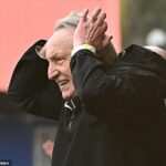 Neil Warnock je pripravený odstúpiť zo svojej úlohy v Torquay United dva týždne po odchode z dôchodku, aby pomohol chorému klubu.