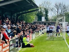 Neligový futbalový zápas bol zastavený po násilnostiach v dave, keď boli hráči nútení opustiť ihrisko Yate Town FC (obrázok súboru)