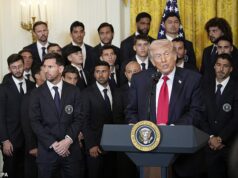 Nemotorný Lionel Messi sleduje, ako Trump spomína Cristiana Ronalda a „zničenie iránskych rakiet“ na ceremoniáli v Inter Miami v Bielom dome Lionel Messi nemotorne počúval, ako Donald Trump v Bielom dome žartoval o Iráne