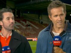 Nepríjemný telefonát Davida Beckhama s Ryanom Reynoldsom počas živého zápasu Wrexham | Futbal | Šport Nepríjemný telefonát Davida Beckhama s Ryanom Reynoldsom počas živého zápasu Wrexham | Futbal | Šport