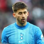 Jamie Carragher nazval Guglielma Vicario počas súboja Tottenhamu proti Liverpoolu „hrozným“