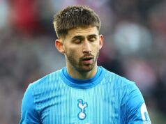 Nesmelý pokus Guglielma Vicaria zachrániť priamy kop Dominika Szoboszlaia, ktorý Jamie Carragher označil za „šokujúci“ – pretože trvá na tom, že „Tottenham má obrovské problémy v bránke“ Jamie Carragher nazval Guglielma Vicario počas súboja Tottenhamu proti Liverpoolu „hrozným“