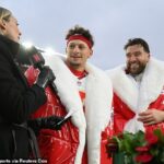 Rozohrávač Kansas City Chiefs Patrick Mahomes (15) a utiahnutý Travis Kelce (87) sú v rozhovore s reportérkou Netflixu Stacey Dales po výhre proti Pittsburgh Steelers.